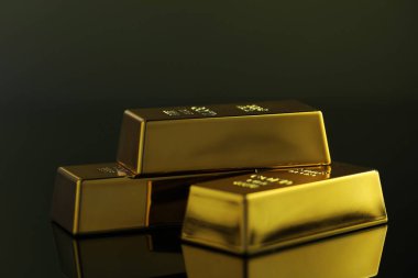 Koyu ayna yüzeyindeki altın çubuklar, yakın plan.