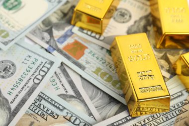 Parlak altın külçeler, banknotlar, yakın plan. Metin için boşluk