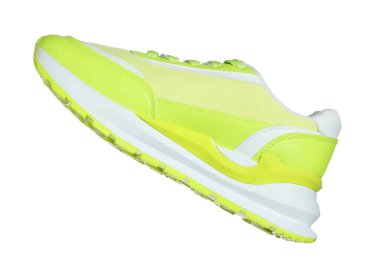 Bir yeşil spor ayakkabısı beyaza izole edilmiş.