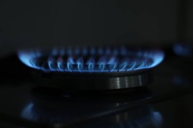 Ocakta mavi alev olan gaz ocağı, yakın çekim