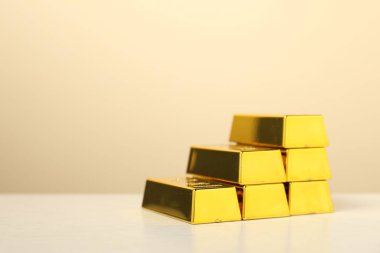 Bej arka planda altın külçeleri, yakın plan. Metin için boşluk