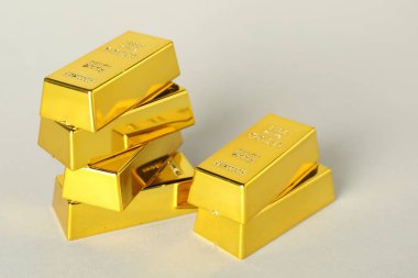 Gri arka planda parlak altın çubuklar, çekim