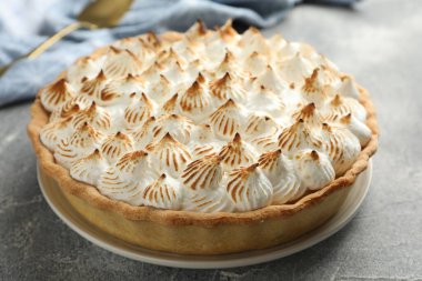 Gri desenli masada nefis kremalı turta, yakın plan.