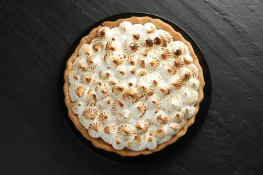 Siyah desenli masada nefis kremalı turta.