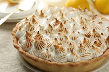 Bej masadaki lezzetli kremalı pasta, yakın plan.