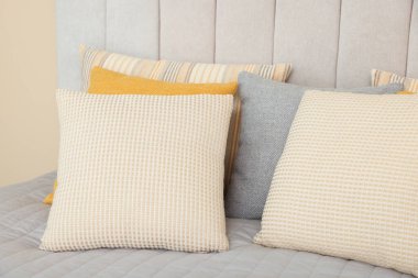 Yatak odasındaki yumuşak dekoratif yastıklar