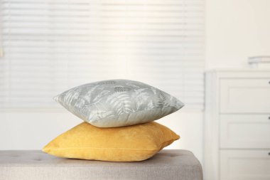 Odadaki kanepede yumuşak dekoratif yastıklar.