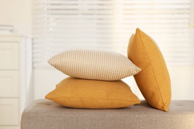 Odadaki kanepede yumuşak dekoratif yastıklar.