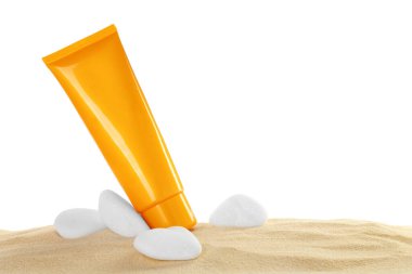 Güneş koruma maddesi tübü ve beyaz zemine karşı kumdaki taşlar