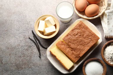 Lezzetli Japon Castella sünger kek ve malzemeler ışık masasında, düz yatıyordu.