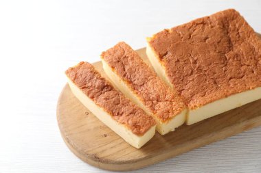 Lezzetli Japon Castella sünger kek beyaz ahşap masa, yakın çekim
