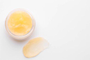 Beyaz arka planda kavanoz ve dudak kremi örneği, üst manzara. Metin için boşluk