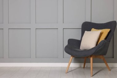 Odada koltukta yumuşak dekoratif yastıklar. Metin için boşluk