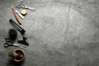 Gri desenli masa üzerinde birçok farklı berber aletleri, düz yatıyordu. Metin için boşluk