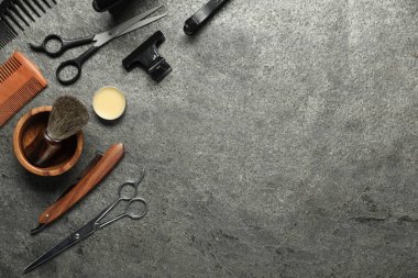 Gri desenli masa üzerinde birçok farklı berber aletleri, düz yatıyordu. Metin için boşluk