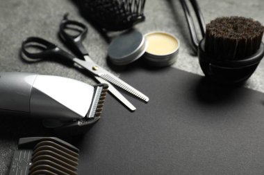 Gri desenli masa üzerindeki birçok farklı berber aletinden yapılmış çerçeve, yakın plan. Metin için boşluk