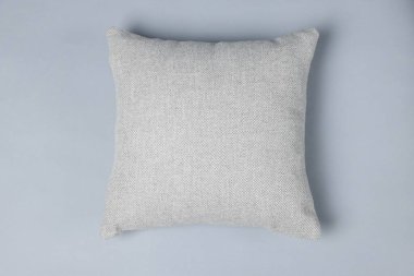 Gri arka planda dekoratif bir yastık.