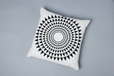 Gri arka planda dekoratif bir yastık.