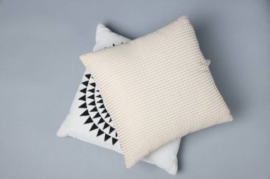 Gri arkaplanda dekoratif yastıklar, üst görünüm