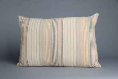 Gri arkaplanda yumuşak bir dekoratif yastık