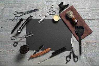 Çerçeve, açık gri ahşap masa üzerinde birçok farklı berber aletinden yapılmıştır. Metin için boşluk