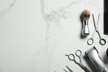 Beyaz mermer masa üzerinde birçok farklı berber aletleri, düz yatıyordu. Metin için boşluk