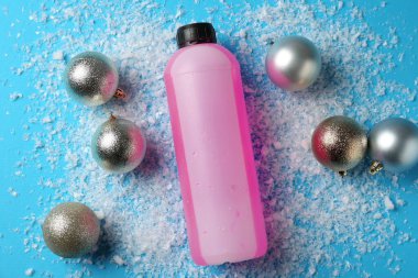 Antifriz, kış dekoru ve açık mavi arka planda kar.