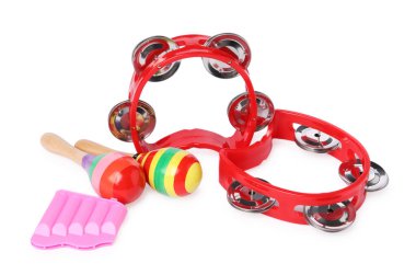 Beyazda izole edilmiş renkli oyuncak müzik aletleri