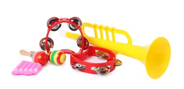 Beyazda izole edilmiş renkli oyuncak müzik aletleri