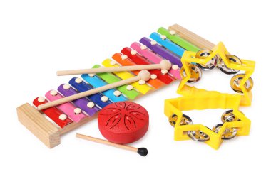 Beyazda izole edilmiş renkli oyuncak müzik aletleri