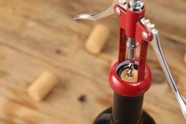 Tahta masada tirbuşonlu bir şişe lüks şarap, yakın plan. Metin için boşluk