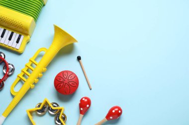 Düz kompozisyon ve açık mavi arka planda farklı müzik aletleri vardı. Metin için boşluk