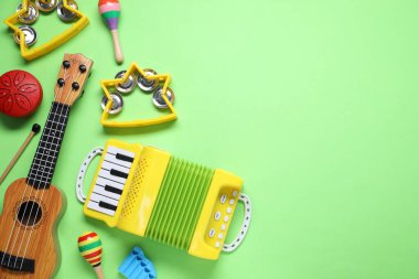 Düz kompozisyon ve açık yeşil arka planda farklı müzik aletleri vardı. Metin için boşluk