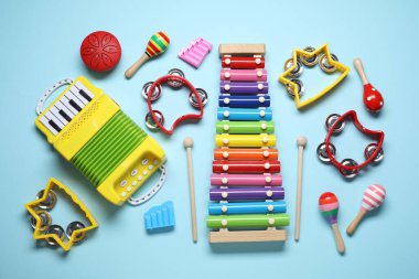 Açık mavi zemin üzerinde farklı müzik aletleri ile düz kompozisyon yatıyordu