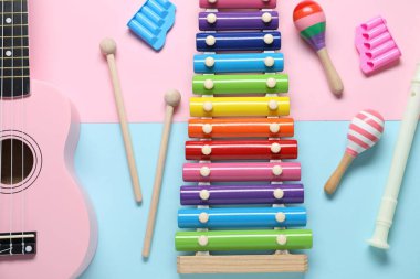 Renk arkaplan üzerinde farklı oyuncak müzik enstrümanları ile düz konum