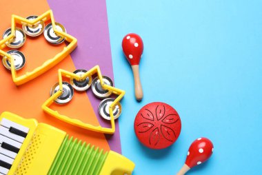 Renk arkaplanında farklı müzik aletleri olan düz bir kompozisyon. Metin için boşluk