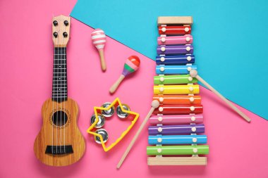 Renk arkaplan üzerinde farklı oyuncak müzik enstrümanları ile düz konum