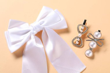 Saç tokaları ve bej arka planda fiyonk, düz yatış