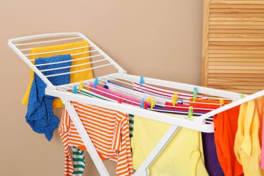 Evde temiz çamaşırlarla kuru askı, yakın çekim.