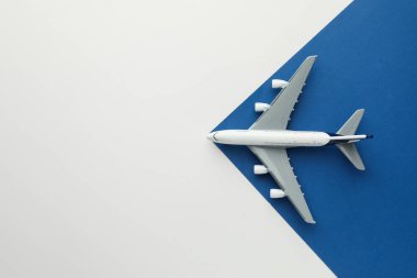 Renkli arka planda bir uçak modeli, üst manzara. Metin için boşluk