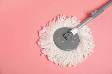 Pembe arka planda ip var. Metin için boşluk