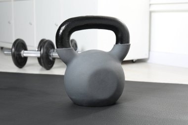 Beden dersinde bir tane kettlebell, yakın plan.