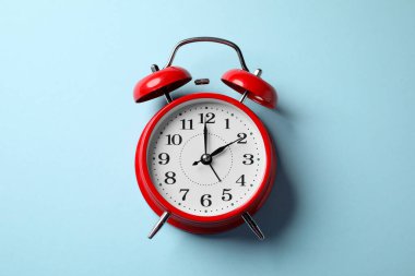 Açık mavi arkaplanda kırmızı alarm saati, üst görünüm