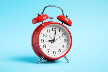 Açık mavi arkaplanda bir kırmızı alarm saati