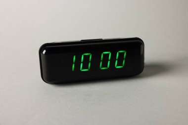 Gri arkaplanda saat 10: 00 'u gösteren dijital alarm saati