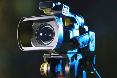 Siyah arkaplanda modern video kamera, yakın plan