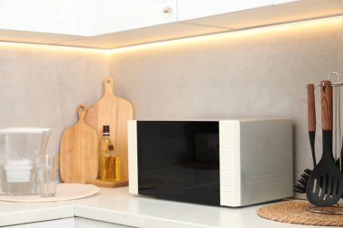 Mutfak tezgahında kapalı mikrodalga fırın.