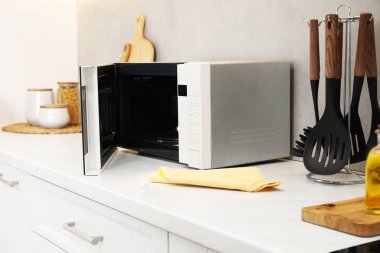 Mutfaktaki mikrodalga fırını aç.