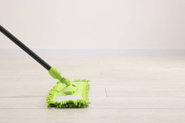 Kapalı alanda ahşap zeminde mikrofiber paspas, yazı için yer. Temizlik ekipmanı