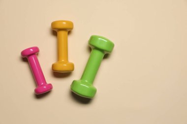 Bej arka planda dambıllar, düz yatış. Metin için boşluk